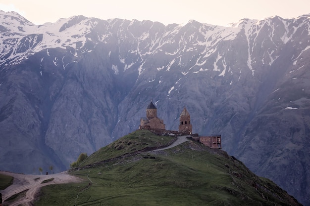 Foto igreja velha no topo de uma montanha