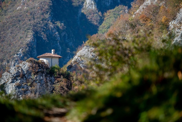 Igreja votiva construída no penhasco