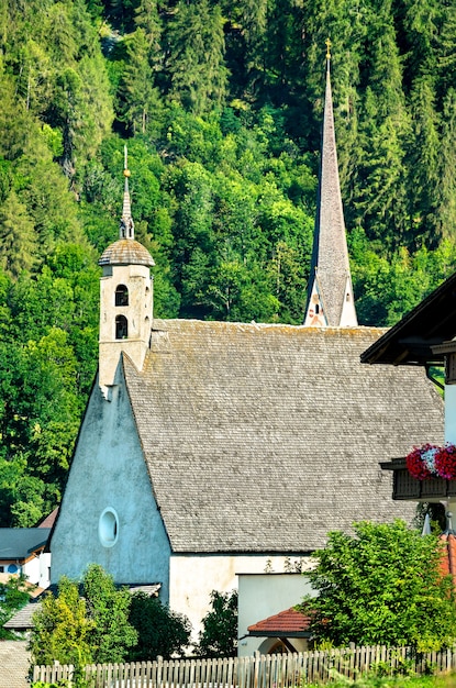 Igrejas em Burgeis ou Burgusio, no Tirol do Sul, nos Alpes italianos