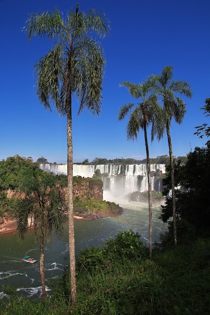 Iguaçu cai na Argentina e no Brasil