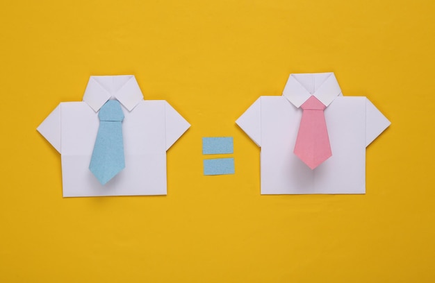 Igualdad Dos camisas de Origami con lazos con signo igual sobre fondo amarillo