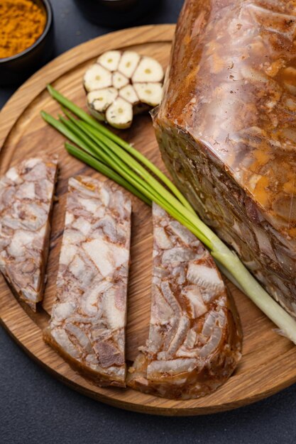 Iguarias tradicionais de carne, salsichas em uma mesa escura