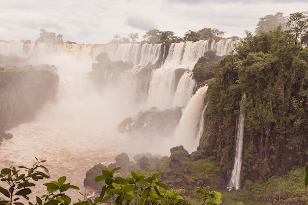 Iguazu-Fälle an der Grenze zwischen Brasilien und Argentinien Eines der großen Naturwunder der Welt Wasserfälle Tourismus-Konzept-Bild