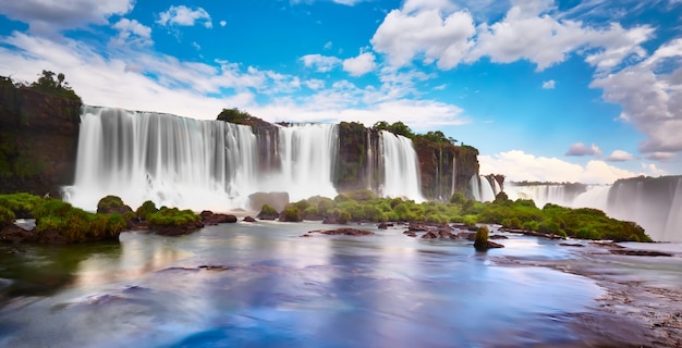 Iguazu Wasserfälle in Argentinien, Blick vom Teufelsmund. Panoramablick auf viele majestätische mächtige Wasserkaskaden mit Nebel. Panoramabild des Iguazu-Tals.