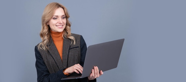 Ihr Bürobegleiter Hübsche Frau arbeitet am Laptop Laufendes Geschäft online Geschäftskommunikation Frau Porträt isoliert Header-Banner mit Textfreiraum