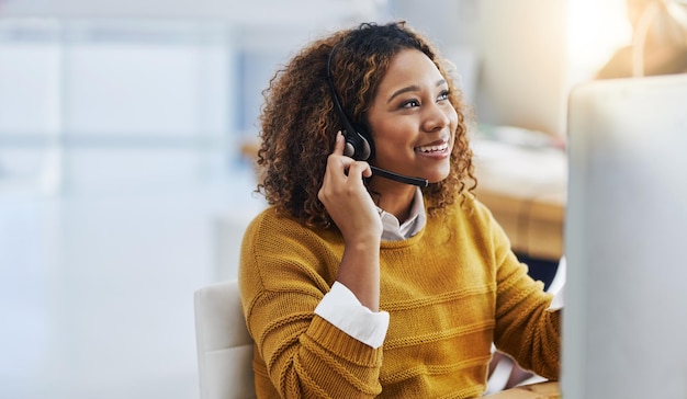 Ihre Fürsorge für Kunden ist ein großartiges Geschäft. Aufnahme einer Agentin, die in einem Callcenter arbeitet.