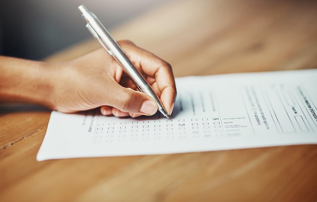 Foto ihre meinung zählt nahaufnahme einer weiblichen hand, die papierkram für einen formellen antrag oder eine umfrage einreicht eine frau, die auf einem formular schreibt, das einen finanzkredit beantragt und eine liste oder einen fragebogen ausfüllt