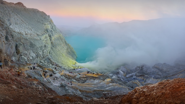 Ijen de montaña en la mañana