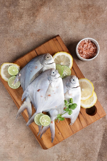 Ikan bawal putih oder Pomfret aus rohem Fisch