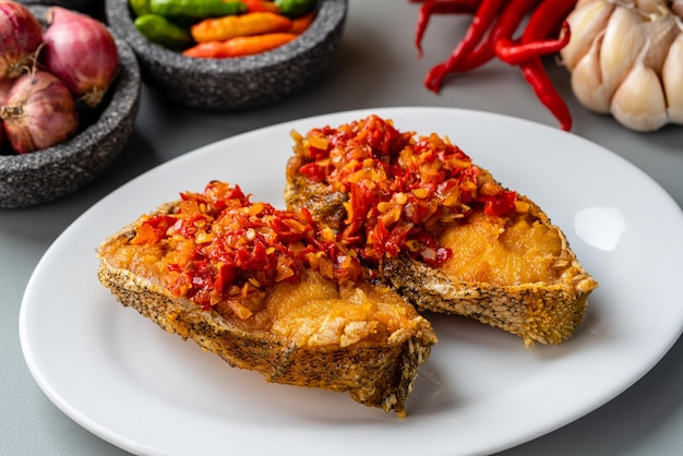 Ikan goreng balado es una de las comidas tradicionales del oeste de sumatra indonesio