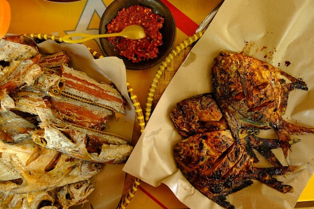 ikan goreng, ikan bakar, sambal. caballa frita y palometa a la plancha. mariscos. proteina animal chile.