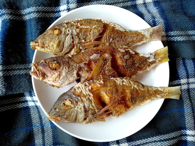 Ikan Goreng oder gebratener Fisch auf einem Teller Traditionelle indonesische Küche