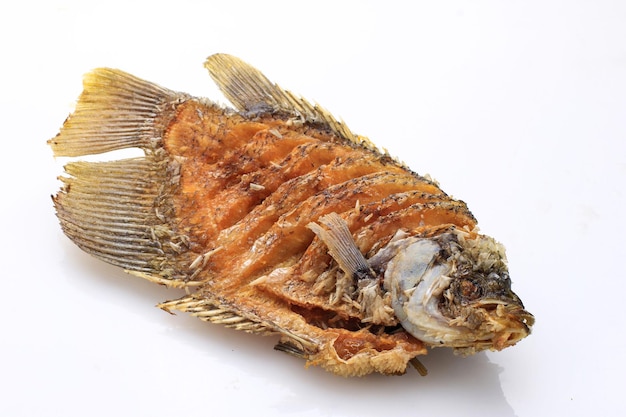 Ikan gurame goreng isolado no fundo branco. peixe de carpa frito da indonésia geralmente servido com sambal