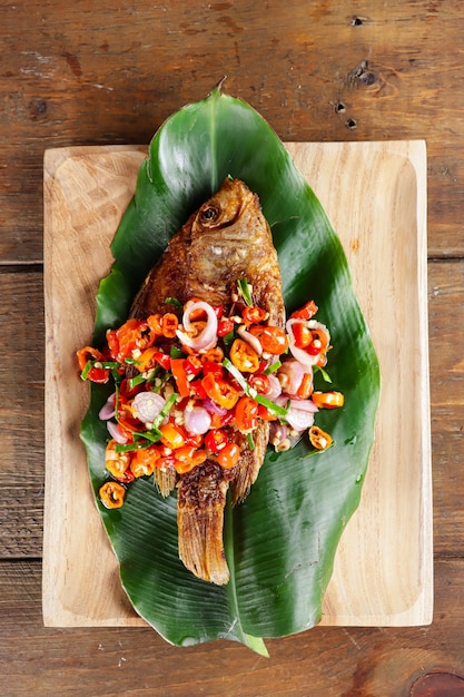 Ikan Nila Goreng Sambal Matah Beliebtes indonesisches Fischgericht aus frittiertem Fisch mit Sambal Matah