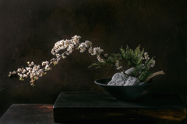 Ikebana de primavera con flores blancas