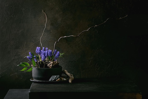 Ikebana de primavera con flores blancas