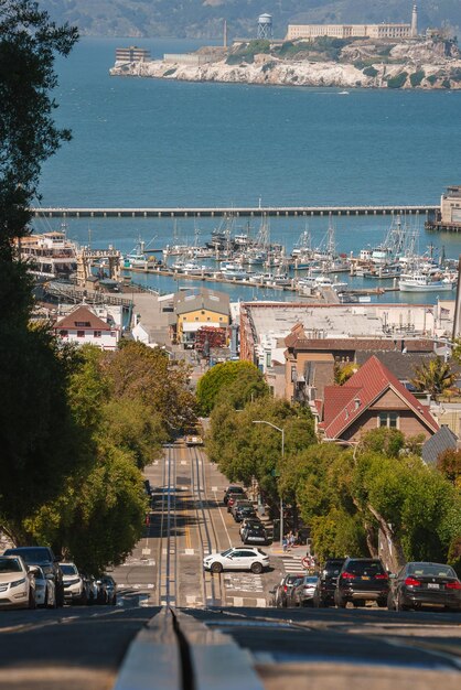 Ikonicher Straßenblick von San Francisco mit Blick auf den Yachthafen mit Alcatraz