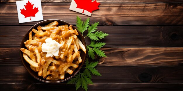 Ikonische kanadische Köstlichkeiten, Poutine und Ahornsirup, flache Lay-Szene