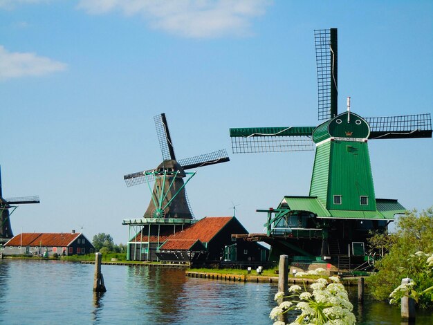 Ikonische Windmühlen in der Stadt Zaanse Schans in Nordholland