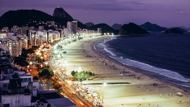 Ikonischer Copacabana-Strand von oben gesehen Rio de Janeiro Brasilien