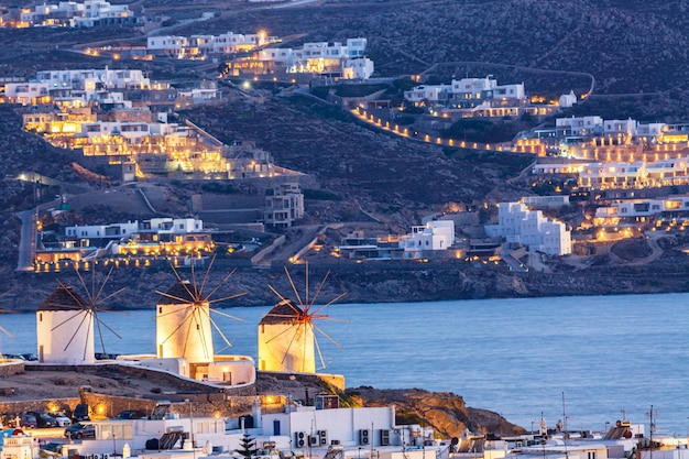 Ikonisches Bild von Mykonos Berühmte Windmühlen der Insel Mykonos Griechenland Sunset time