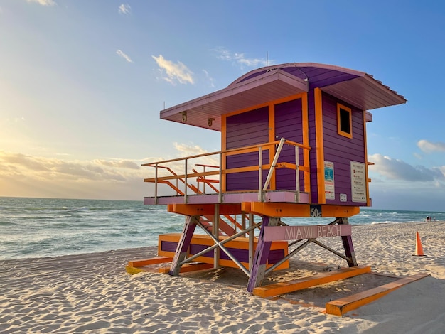 Ikonisches lila Rettungsschwimmerhaus in Miami Beach Schöner Himmel bei Sonnenaufgang