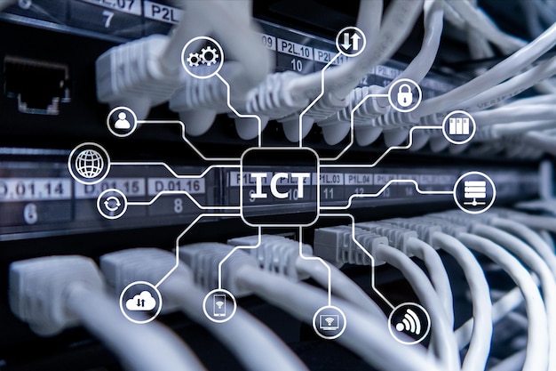 IKT-Informations- und Kommunikationstechnologiekonzept auf Serverraumhintergrund