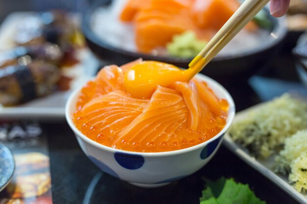 Ikura donburi de salmón con huevas de salmón y yema de huevo