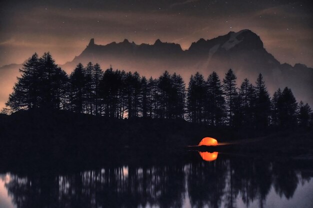 Il lago d039Arpyin cui si specchia il Monte Bianco