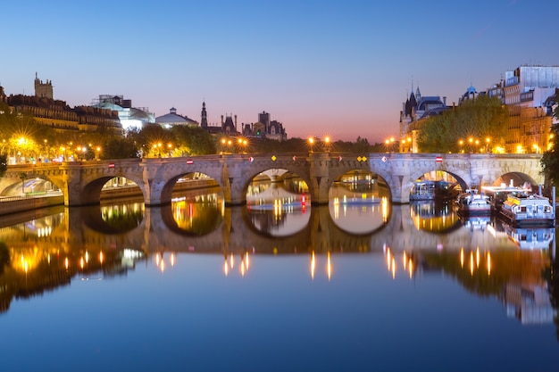 Ile de la Cite y Pont Neuf en París durante la hora azul de la mañana, Francia