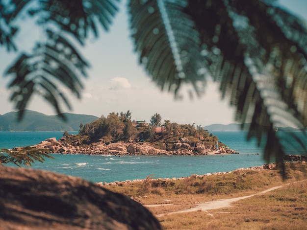 Ilha abandonada no oceano perto da baía