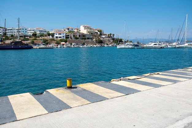 Foto ilha agistri megalochori milos miloi porto grécia porto com poste de amarração e iate atracado céu mar