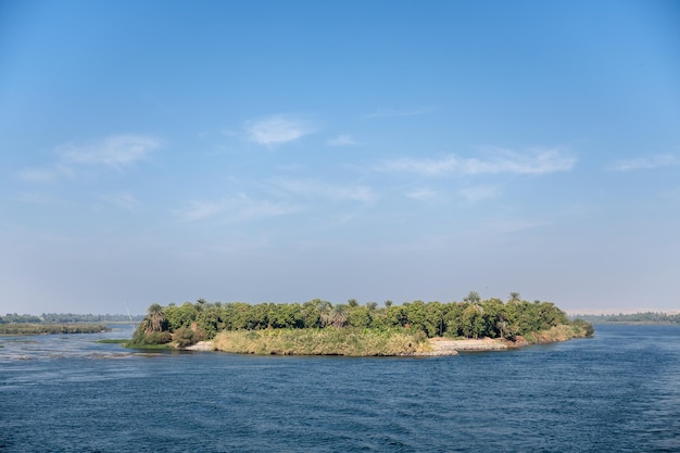 Foto ilha com palmeiras no rio nilo egito