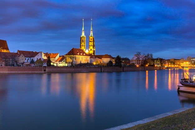 Ilha da Catedral à noite em Wroclaw, Polônia