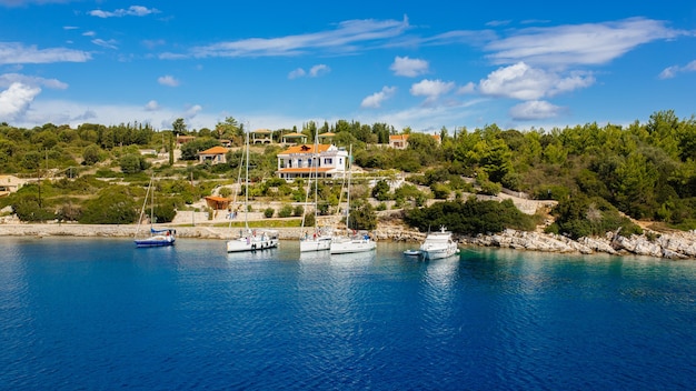Ilha da Grécia com um porto e veleiros muito bonitos que entram na ilha de Kefalonia