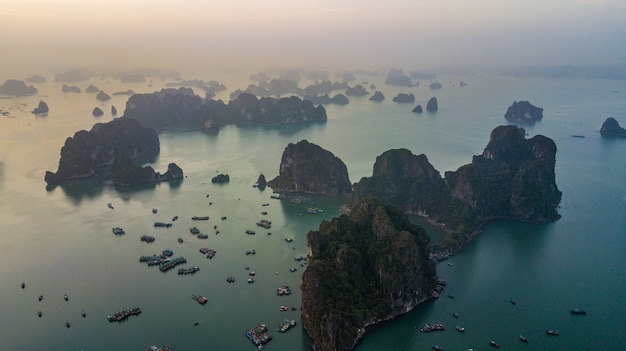 Ilha da rocha da vista aérea na cidade da baía de Halong