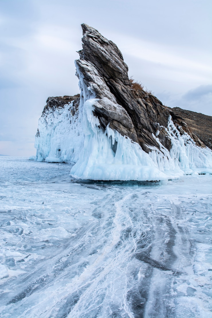 Foto ilha da rocha no lago baikal, rússia, paisagem