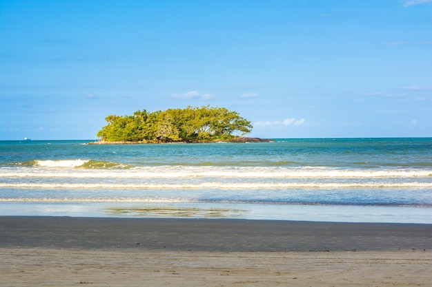 'ilha das cabras' o isla de cabras en inglés es una pequeña isla en la playa central de Balneario Camboriu