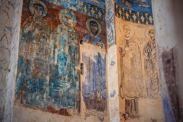 ILHA DE AKHTAMAR, TURQUIA, setembro de 2020: vestígios de afrescos cristãos na Igreja Armênia da Santa Cruz na Ilha de Akhtamar (Akdamar) no Lago Van