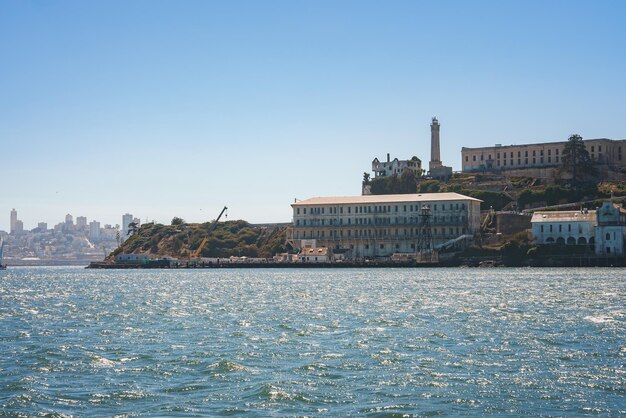 Foto ilha de alcatraz vista da baía de são francisco, califórnia