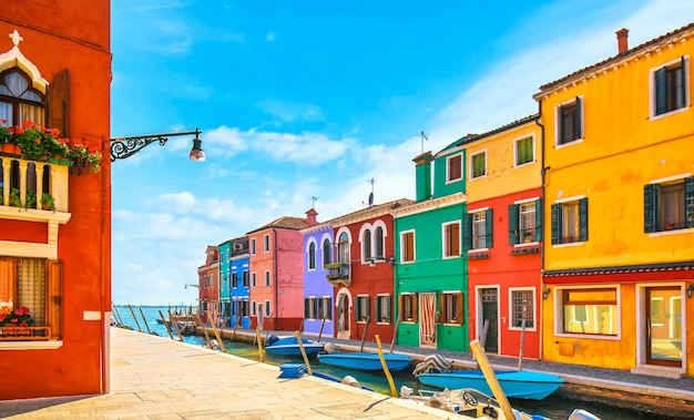 Ilha de Burano canal casas coloridas e barcos na lagoa de Veneza Itália