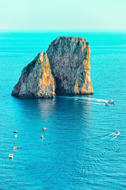 Ilha de Capri com Faraglioni da Itália em Nápoles. Paisagem com mar Mediterrâneo azul na costa italiana. Panorama de Anacapri na Europa. Vista no verão. Belas paisagens de Amalfi e a montanha Solaro