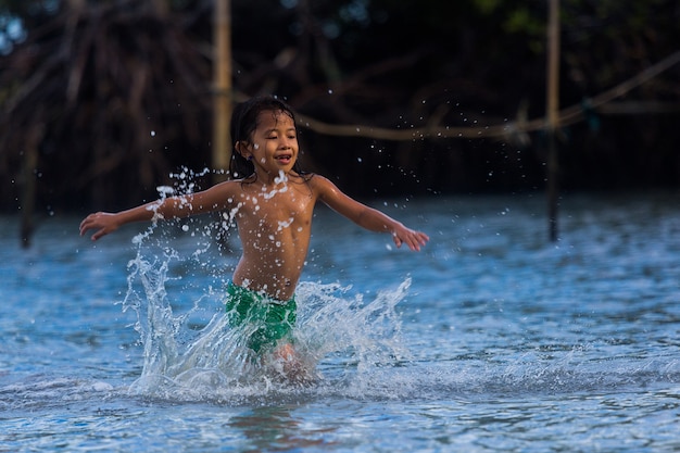 Ilha de cebu nas filipinas com crianças filipinas se divertindo no mar