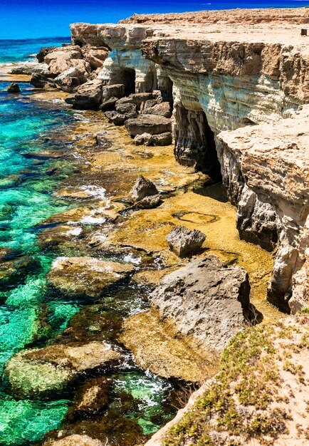 Ilha de chipre, formações rochosas e cavernas no parque natural cape greko