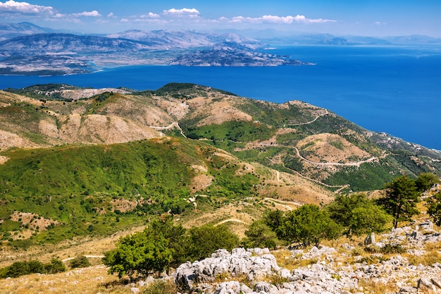 Ilha de Corfu do pico mais alto do Monte Pantokrator olhando para o leste em direção à Albânia, Grécia