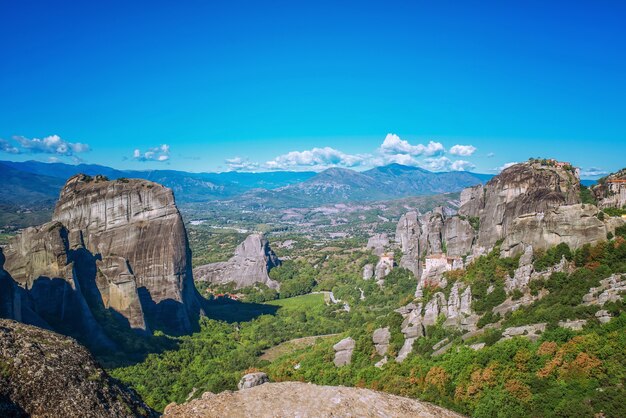 Ilha de corfu no mar jônico. grécia. vista da bela paisagem de montanhas verdes com árvores e arbustos em um dia ensolarado, céu azul sem nuvens.