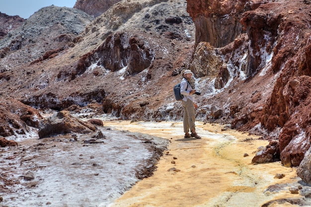 Ilha de Hormuz, Hormozgan, Irã, um viajante olha para atrações naturais.