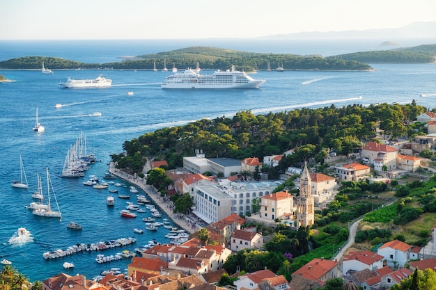 Ilha de Hvar Croácia Marina Vista da cidade do castelo Paisagem no verão Baía com iates e barcos