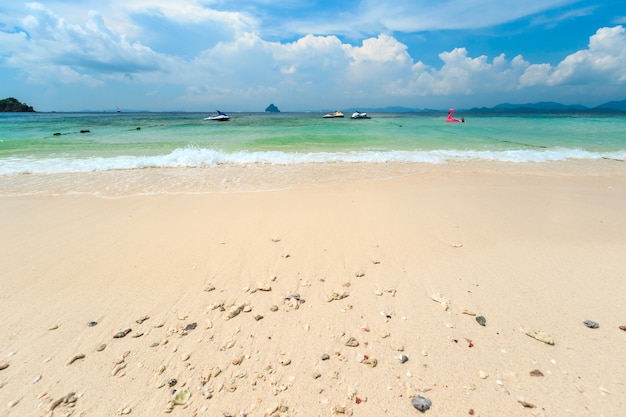 Ilha de Kai, Phuket, Tailândia. Pequena ilha tropical com praia de areia branca e azul transparente wate