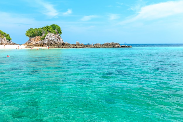 Ilha de kai, phuket, tailândia. pequena ilha tropical com praia de areia branca